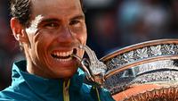 Petenis Spanyol, Rafael Nadal sukses menjadi pemenang di Prancis Terbuka atau Roland Garros 2022 setelah mengalahkan petenis Norwegia, Casper Ruud yang berlangsung di Court Philippe-Chatrier, Stade Roland Garros, Paris pada Minggu (05/06/2022) malam WIB. (AFP/Anne-Christine Poujoulat)