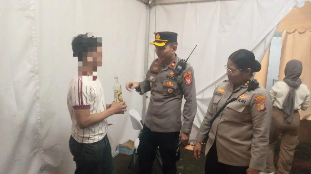 Polisi sempat menangkap tiga pemuda yang kedapatan membawa barang terlarang saat laga Timnas Indonesia menjamu Filipina di Stadion Utama Gelora Bung Karno (GBK), Jakarta, Selasa (11/6/2024) malam.