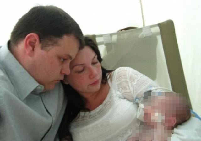 Jillian dan suami ketika di rumah sakit merawat Landon | Photo: Copyright stomp.com.sg