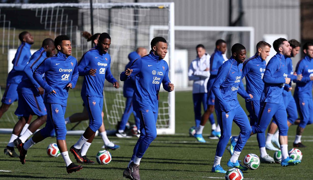Pemain Timnas Prancis, Desire Doue, Marcus Thuram, Kylian Mbappe, Ousmane Dembele, Lucas Digne dan Rayan Cherki (kiri ke kanan) saat mengikuti sesi latihan di pusat pelatihan New England Revolution di Foxborough, Massachusetts, pada 25 Maret 202. Jelang perhelatan Piala Dunia 2026, Timnas Prancis bertemu Brasil di Stadion Gillette, Foxboro, Amerika Serikat. (Franck FIFE/AFP)