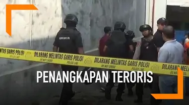 Polisi menggelar oleh tempat kejadian perkara (TKP) di rumah terduga teroris Endang alias Abu Rafi alias Pak Jenggot di Cibinong, Bogor, Jawa Barat. Olah TKP Digelar Tertutup, polisi meminta warga menjauh dari TKP.