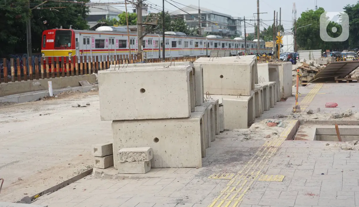 Suasana proyek pembangunan jalan inspeksi di Jalan Kemuning, Pasar Minggu, Jakarta, Minggu (24/11/2019). Pemprov DKI membangun proyek jalan inspeksi untuk mengurai kemacetan di Jalan Raya Pasar Minggu serta di permukiman di sekitar perlintasan kereta api. (Liputan6.com/Immanuel Antonius)