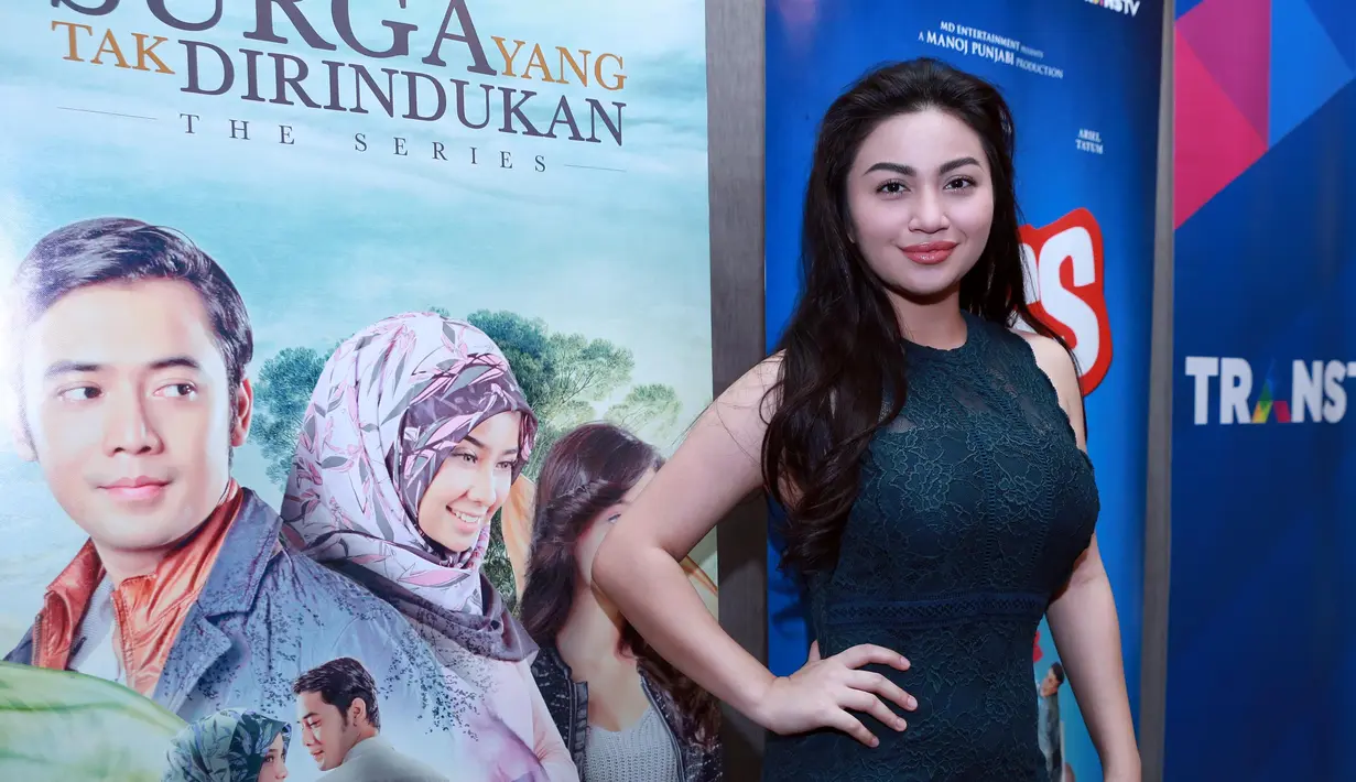 Foto dan video pasangan yang tengah menjalin kisah asmara, Ariel Tatum dan Ryuji Utomo sering diunggah ke media sosial. Ariel juga mengakui tengah berpacaran dengan pesebakbola yang kini merumput di klub Persija tersebut. (Nurwahyunan/Bintang.com)