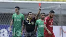 Pemain Semen Padang, Marcel Sacramennto, diusir wasit usai mendapat kartu merah saat melawan Bhayangkara FC pada laga lanjutan Liga 1 Indonesia di Stadion Patriot, Bekasi, Sabtu (20/05/2017). Bhayangkara FC menang 1-0. (Bola.com/M Iqbal Ichsan)