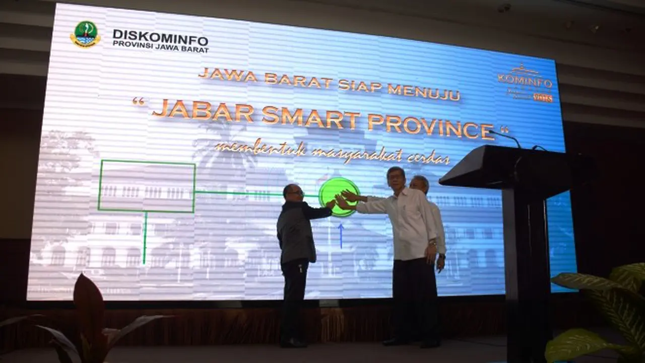 Kepala Diskominfo Jabar Anton Gustoni (kedua kanan) dan Staf Ahli Gubernur Jabar Dede Mariana (kiri) saat meluncurkan program Jabar menuju Smart Province di Bandung, Rabu (7/12/2016). Liputan6.com/Muhammad Sufyan Abdurrahman