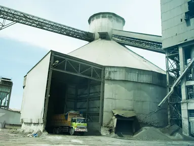Suasana di Pabrik Semen Gresik, Tuban, Jawa Timur, Selasa (15/3). PT Semen Indonesia Tbk menargetkan penjualan semen domestik sebesar 15.416.000 ton pada 2017. (Liputan6.com/Gempur M Surya)