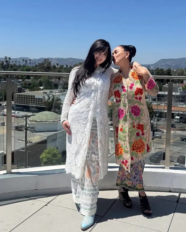 5 Potret Titi DJ di pernikahan Stephanie Poetri, tampil anggun dengan kebaya tradisional