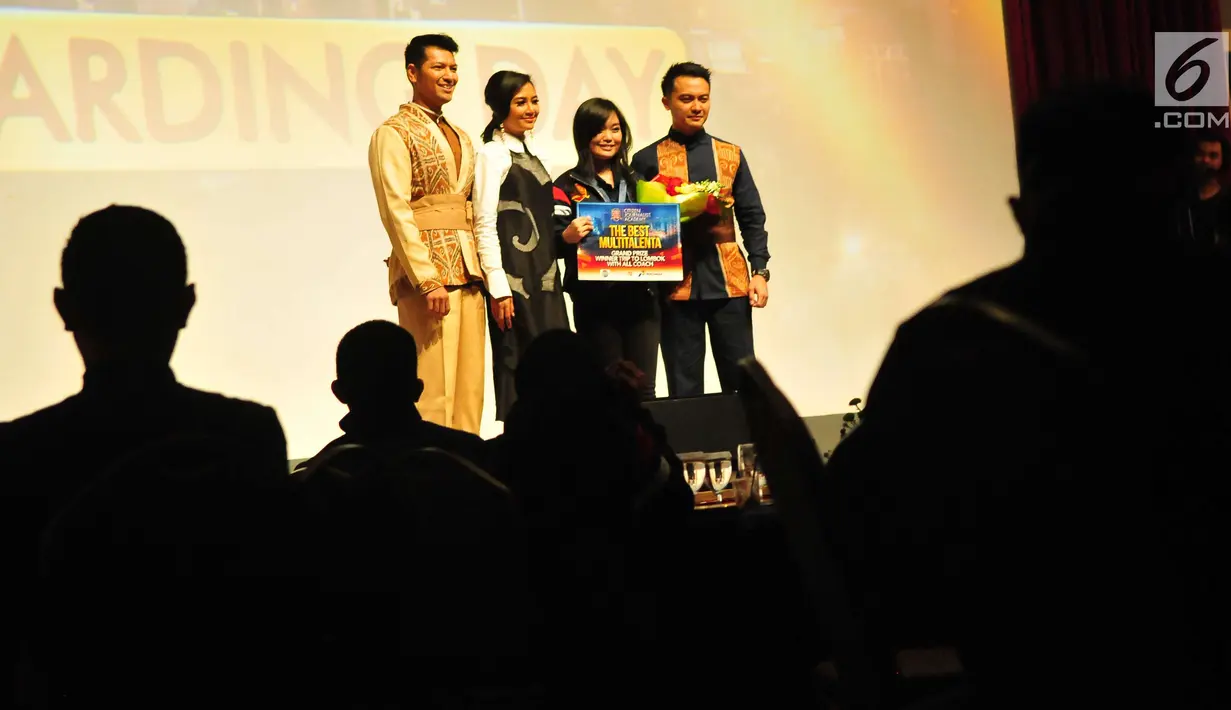 Franzeska Michelle, finalis CJA Jakarta yang mendapatkan penghargaan The Best Multi Talent, dalam acara penghargaan Citizen Journalist Academy - Energi Muda Pertamina di Jakarta, Sabtu (18/11). (Liputan6.com/Helmi Afandi)