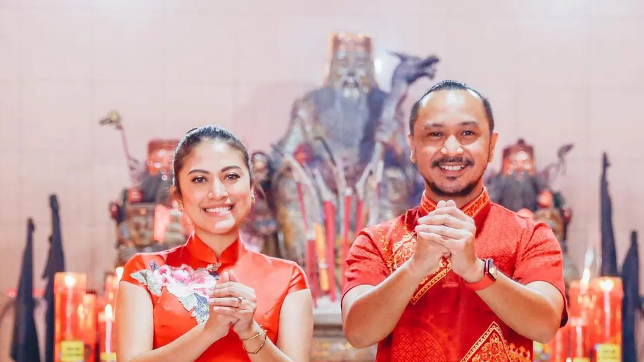 Giring Ganesha atau dikenal Giring eks Nidji menyampaikan ucapan selamat imlek 2022 bersama sang istri, Cynthia Riza (https://www.instagram.com/p/CZawobnJuDr/)