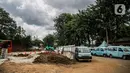Angkutan umum berhenti di area proyek penataan Stasiun Tebet, Jakarta, Senin (28/12/2020). Pemerintah Provinsi DKI Jakarta melakukan penataan kawasan Stasiun Tebet untuk mengoptimalkan integrasi antarmoda bagi penumpang yang mengakses transportasi kereta api. (Liputan6.com/Faizal Fanani)