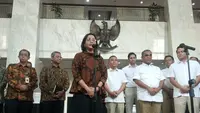 Menteri Keuangan Sri Mulyani menyambut kedatangan Tim Gugus Tugas Sinkronisasi Prabowo-Gibran, di Kementerian Keuangan, Jakarta, Jumat (31/5/2024). (Merdeka.com)