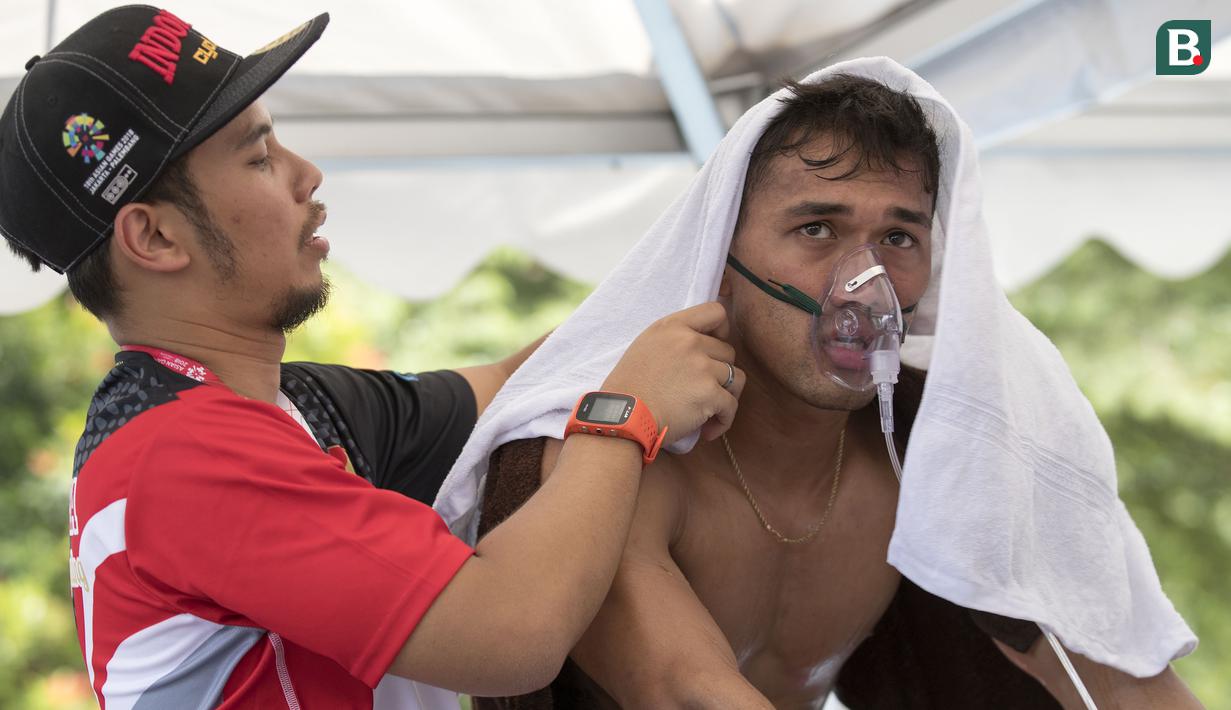 Pebalap BMX Indonesia, I Gusti Bagus Saputra, mendapatkan bantuan tim medis usai berlaga pada Asian Games di Pulomas BMX Center, Jakarta, Sabtu (25/8/2018). Bagus Saputra meraih medali perak dengan catatan waktu 34,314 detik. (Bola.com/Peksi Cahyo)
