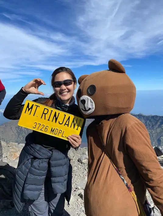 Irma Purba kerap membagikan potretnya saat sedang traveling. Salah satunya naik ke puncak gunung Rinjani. Wanita 30 tahun itu mengatakan jika mencapai puncak gunung ini merupakan salah satu impiannya yang sempat tertunda. Sudah resmi bercerai, kini proses perceraian Irma sedang diurus di Dukcapil Bandung. (Liputan6.com/IG/@irmapurbas)
