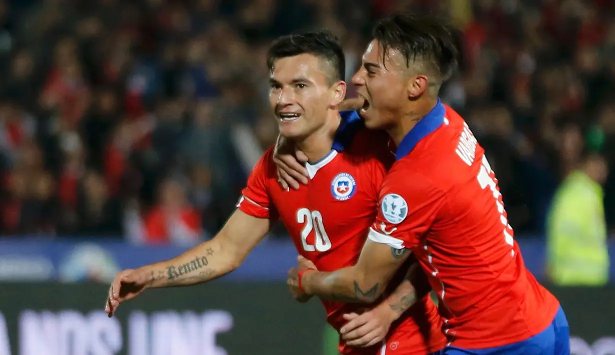 Gelandang Chile, Charles Aranguiz (kiri) melakukan selebrasi usai mencetak gol ke gawang Bolivia saat pertandingan Copa Amerika 2015 di Estadio Nacional, Santiago, Chile, (20/6/2015). Chile menang telak 5-0 atas Bolivia. (REUTERS/Henry Romero)