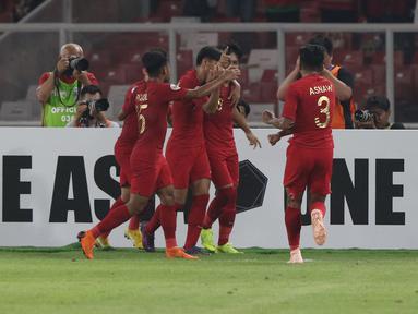 Pemain Timnas Indonesia U-19 merayakan gol yang dicetak Witan Sulaeman saat lawan Uni Emirat Arab U-19 pada penyisihan Grup A Piala AFC U-19 2018 di Stadion GBK, Jakarta, Rabu (24/10). Babak pertama, Indonesia unggul 1-0. (Liputan6.com/Helmi Fithriansyah)