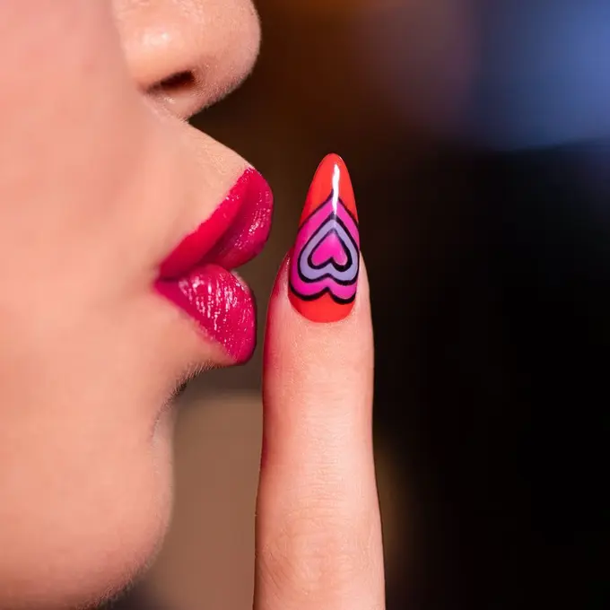 Inspirasi Cat Kuku Bernuansa Tokyo yang Energik