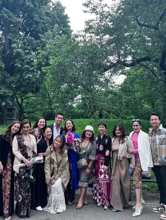 Tidak hana Reza Artamevia yang bangga dengan prestasi putrinya, tapi juga ibu sambungnya, Angelina Sondakh. "So touching ❤️❤️❤️ alhamdulillah ya Rabb....cgrts ya Zah...the big sister @zahwamassaid," tulis Angelina Sondakh. [Instagram/aaliyah.massaid/rezaartameviaofficial]