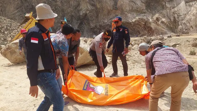 Proses evakuasi korban longsor galian C di Gunung Kuda, Desa Cipanas, Kecamatan Dukupuntang, Kabupaten Cirebon, pada Jumat (30/5/2025).