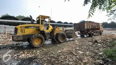 Alat berat dikerahkan untuk mengangkut sampah di area yang akan dibangun sebagai pusat perkulakan di Pasar Kramat Jati, Jakarta, Jumat (2/9). Anggaran pembangunan pusat perkulakan ini diperkirakan mencapai Rp20 miliar. (Liputan6.com/Yoppy Renato)