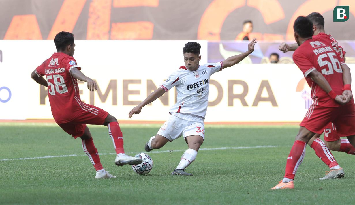 <p>Pemain Persis Solo, Althaf Indie (kanan) melepaskan tendangan yang berusaha diblok pemain Persija Jakarta, Frengky Missa dalam laga pekan ke-2 BRI Liga 1 2022/2023 antara Persija Jakarta melawan Persis Solo di Stadion Patriot Candrabhaga, Bekasi, Minggu (31/7/2022) sore WIB. (Bola.com/Ikhwan Yanuar)</p>