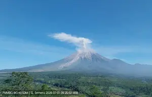 Gunung Semeru Erupsi 1.000 Meter, Wisatawan Diimbau Waspada