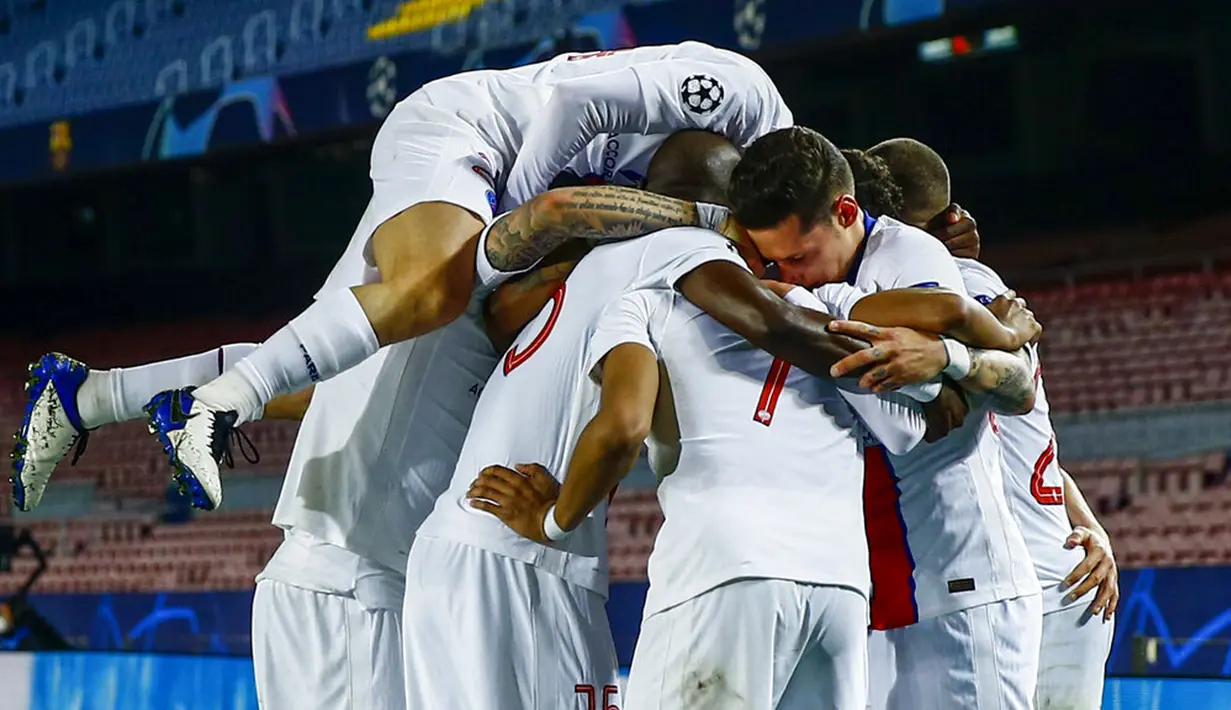 Pemain Paris Saint-Germain Kylian Mbappe merayakan setelah mencetak gol ke gawang Barcelona pada leg pertama babak 16 besar Liga Champions di Camp Nou, Barcelona, Spanyol, Selasa (16/2/2021). PSG menang 4-1. (AP Photo/Joan Monfort)