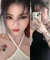 Lihat di sini beberapa potret gaya rebel Han So Hee ungkapkan tato di tubuhnya melalui beberapa outfit.