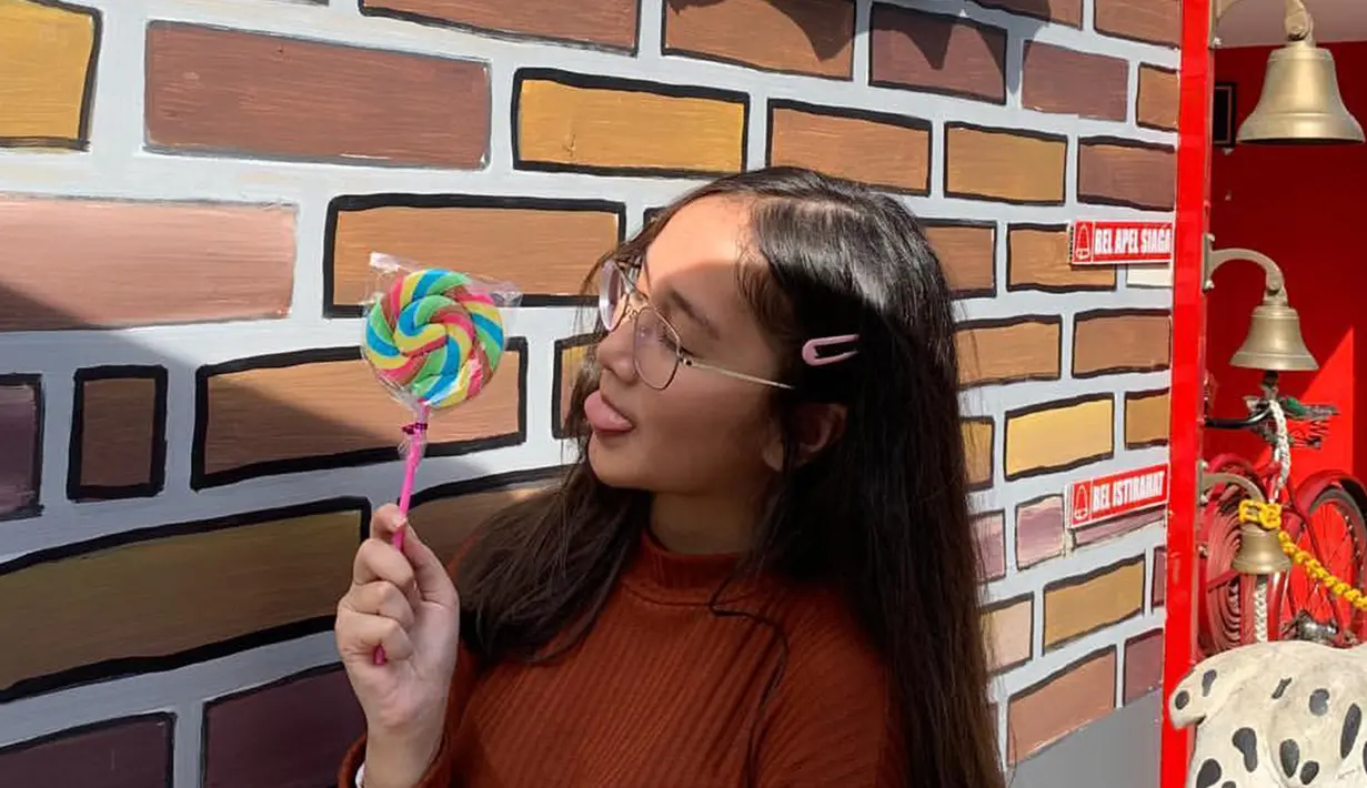 Kacamata menjadi salah satu fashion item yang kerap digunakan oleh Nabila dalam beberapa foto OOTD-nya. (Liputan6.com/IG/@salshabillaadr)