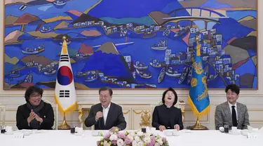 Presiden Korea Selatan Moon Jae-in mengundang sutradara Bong Joon Ho dan pemain serta tim film Parasite untuk makan siang di Blue House, Seoul, Kamis (20/2/2020). Presiden Moon mengundang Sutradara Bong Joon Ho dan seluruh tim untuk merayakan kemenangan Parasite di Oscar 2020. (KIM HONG-JI/AFP)