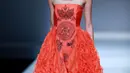 Model mengenakan gaun merah dengan motif seperti batik lasem cina karya desainer Xuefei Sun saat China Fashion Week di Beijing, Tiongkok (30/10). (AFP/STR)