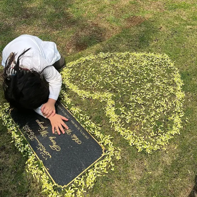 6 Momen Ririn Ekawati Ziarah ke Makam Mendiang Suami Bareng Ibnu Jamil dan Buah Hati