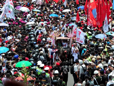 Ribuan orang tumpah ruah di jalanan kawasan Sudirman-Thamrin, Jakarta Pusat, Senin (20/10/2014) (Liputan6.com/Johan Tallo)