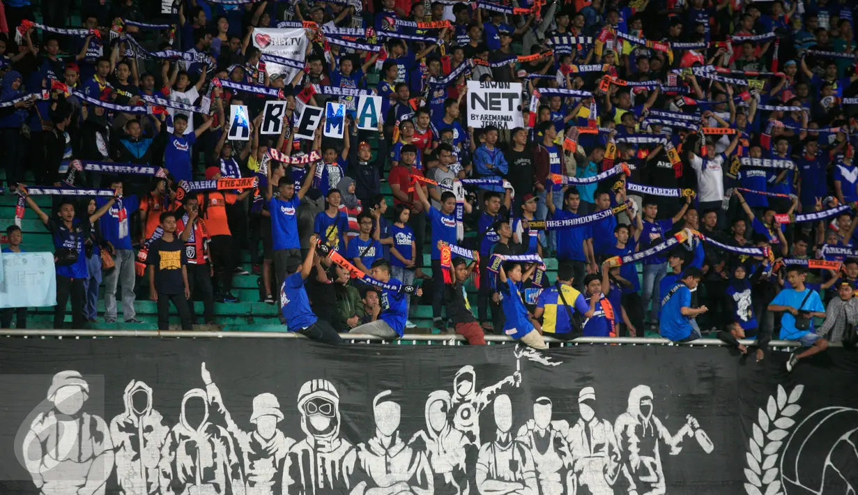 Suporter Aremania memadati Stadion Maguwoharjo saat pertandingan 8 besar Piala Jenderal Sudirman antara Arema melawan Pusamania, Sleman, Selasa (22/12/2015). Arema menang 5-4 melalui adu pinalti setelah kedua tim bermain imbang 2-2. (Foto:Boy Harjanto)