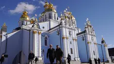 Presiden AS Joe Biden (kiri) berjalan di samping Presiden Ukraina Volodymyr Zelensky di depan Katedral Kubah Emas Santo Mikhael ketika ia tiba untuk kunjungan di Kyiv, Ukraina pada 20 Februari 2023. Presiden AS Joe Biden melakukan kunjungan mendadak ke Kyiv menjelang peringatan satu tahun invasi Rusia ke Ukraina. Biden bertemu dengan Presiden Ukraina Volodymyr Zelensky di ibu kota Ukraina dalam kunjungan pertamanya ke negara itu sejak dimulainya konflik. (Dimitar DILKOFF/AFP)