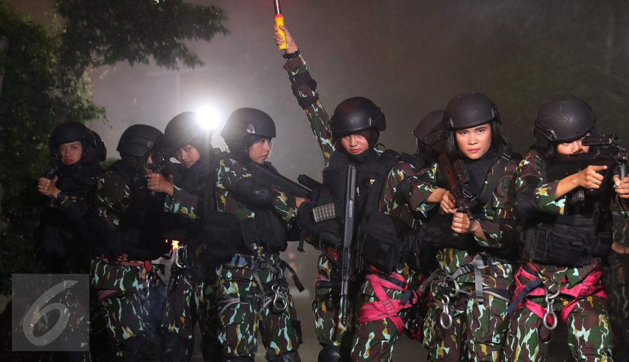Aksi para perempuan dari Kesatuan Brimob Polri ketika membuka konser bertajuk Perempuan Hebat Indonesia di Studio 6 Emtek City, Jakarta, Kamis (21/4) malam. Acara tersebut dalam rangka memperingati Hari Kartini (Liputan6.com/Herman Zakharia)