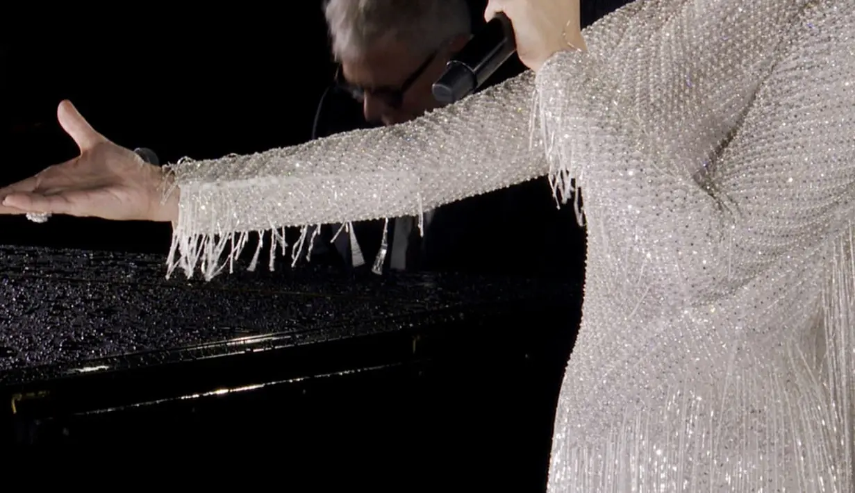 Celine Dion mengenakan gaun khusus kreasi haute couture Dior yang berkilauan. [Foto: Instagram/celinedion]