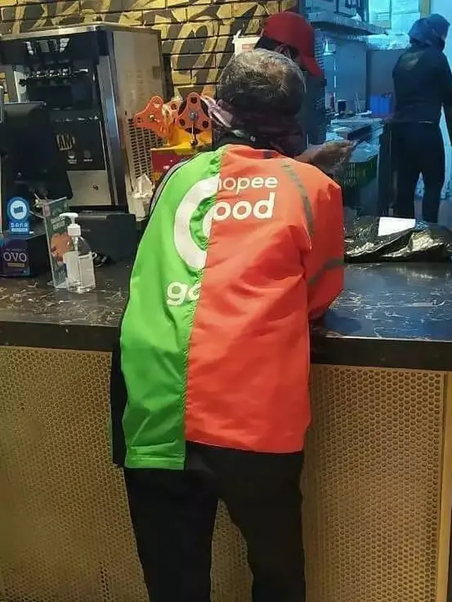 8 Potret Nyeleneh Jaket Ojol, Modifikasinya Kocak Banget