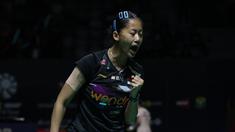 Tunggal putri andalan Indonesia, Putri Kusuma Wardani melakukan selebrasi usai mendapatkan poin pada pertandingan melawan wakil Taiwan, Sung Shuo Yun dalam babak 32 besar Indonesia Masters 2026 di Istora Senayan, Jakarta pada Rabu (21/01/2026). (Bola.com/Abdul Aziz)