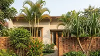 6 Inspirasi Fasad Rumah dengan Pagar Roster dan Tanaman Mini, Estetik, Sejuk dan Modern