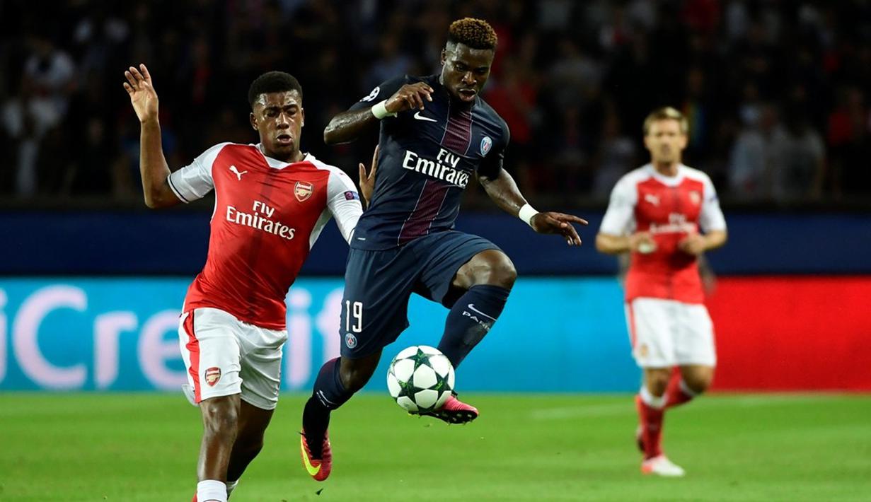 Pelatih Manchester United, Jose Mourinho, sedang mencari tambahan pemain bertahan. Mou menilai bahwa lini pertahanan MU belum solid. Serge Aurier dianggap kandidat yang paling tepat. (AFP/Miguel Medina)