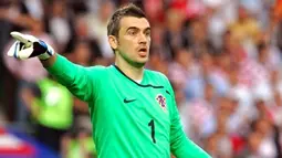 Croatian goalkeeper Stipe Pletikosa gives instructions to his teammates during their Euro 2008 Championships Group B football match Austria vs. Croatia on June 8, 2008 at Ernst-Happel stadium in Vienna, Austria. AFP PHOTO/MLADEN ANTONOV