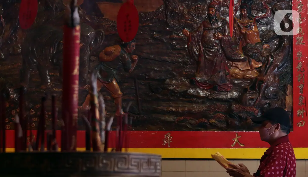 Warga keturunan Tionghoa melaksanakan sembahyang Tahun Baru Imlek 2573 di Vihara Dhanagun, Kota Bogor, Selasa (1/2/2022). Pelaksanaan ibadah Tahun Baru China atau Imlek 2573 di Kota Bogor berjalan secara khidmat dan aman. (Liputan6.com/Helmi Fithriansyah)
