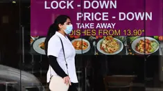 Seorang wanita yang mengenakan masker berjalan melewati sebuah restoran di Melbourne, Negara Bagian Victoria, Australia, 31 Agustus 2020. Kasus baru COVID-19 di Victoria turun setelah sebulan memberlakukan karantina wilayah (lockdown) Tahap 4 di ibu kotanya, Melbourne. (Xinhua/Bai Xue)
