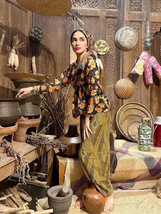 Ussy juga tampil dengan makeup minimalis, terlihat hanya lipstik merahnya saja yang on point pada riasan wajahnya. [@ussypratama]