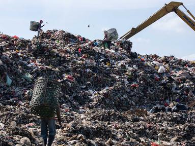 Seorang pemulung mengumpulkan barang-barang bekas seperti plastik di Tempat Pembuangan Akhir (TPA) Cipeucang, Tangerang Selatan, Banten, pada 2 September 2025 (Kristianto Purnomo/AFP)