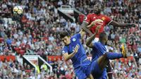 Duel pemain Leicester, Harry Maguire (kiri) dengan pemain Manchester United, Romelu Lukaku (tengah) pada lanjutan Premier League di Old Trafford, Manchester (26/8/2017). (AP/Rui Vieira)