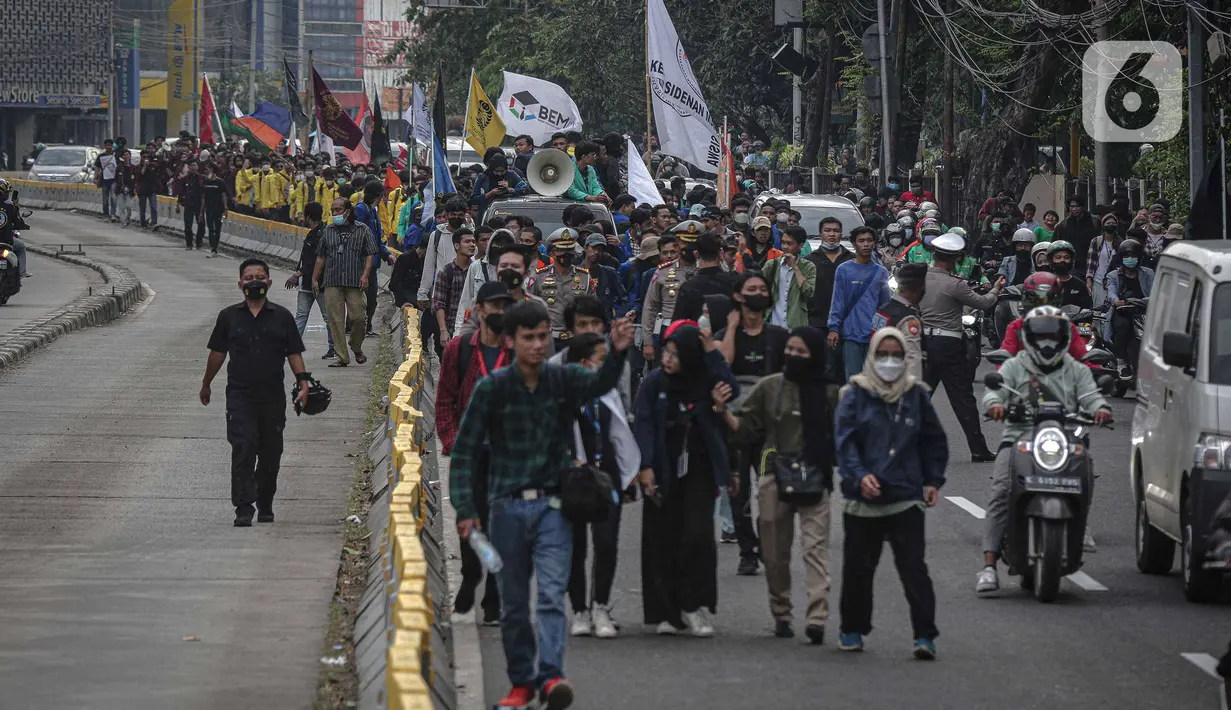 Massa aksi yang tergabung dalam beberapa Badan Eksekutif Mahasiswa akan menggelar unjuk rasa di kawasan Harmoni, Jakarta, Jumat (1/4/2022). Dalam aksinya mereka meminta untuk batalkan wacana perpanjangan masa jabatan presiden serta dibatalkannya wacana penundaan pemilu. (Liputan6.com/Faizal Fanani)