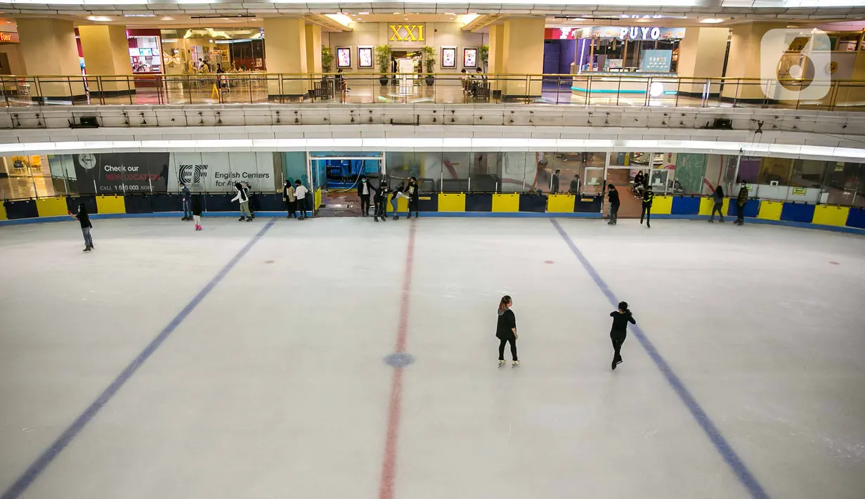 Pengunjung  bermain es skating di mal Taman Anggrek, Jakarta, Senin (21/12/2020). Anies Baswedan menginstruksikan melalui Seruan Gubernur nomor 17 tahun 2020 agar kegiatan usaha seperti restoran, pusat perbelanjaan diharapkan berhenti beroperasi pukul 19.00 WIB. (Liputan6.com/Faizal Fanani)