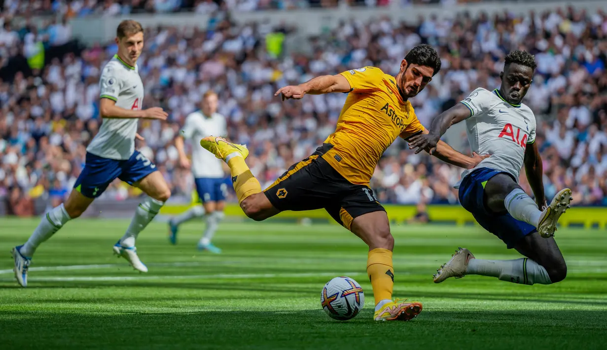 Pemain Wolverhampton Wanderers Goncalo Guedes berduel memperebutkan bola dengan pemain Tottenham Hotspur Davinson Sanchez pada pertandingan sepak bola Liga Inggris di Tottenham Hotspur, London, Inggris, 20 Agustus 2022. Tottenham Hospur menang dengan skor 1-0 atas Wolverhampton Wanderers. (AP Photo/Frank Augstein)