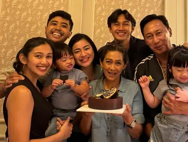 Potret kebersamaan Pratikto Honggo Prasetyo dan Happy Mustikasari bareng anak, menantu, juga cucu tercintanya. 32 tahun bersama, rumah tangga Pratikto dan Happy Mustikasari tentunya menjadi contoh untuk anak-anaknya. Dalam keterangan unggahannya, Clara Gaby adik Hito menuliskan jika orang tuanya mengajarkan artis kesetiaan dan pengorbanan dalam pernikahan. (Liputan6.com/IG/@claragaby)